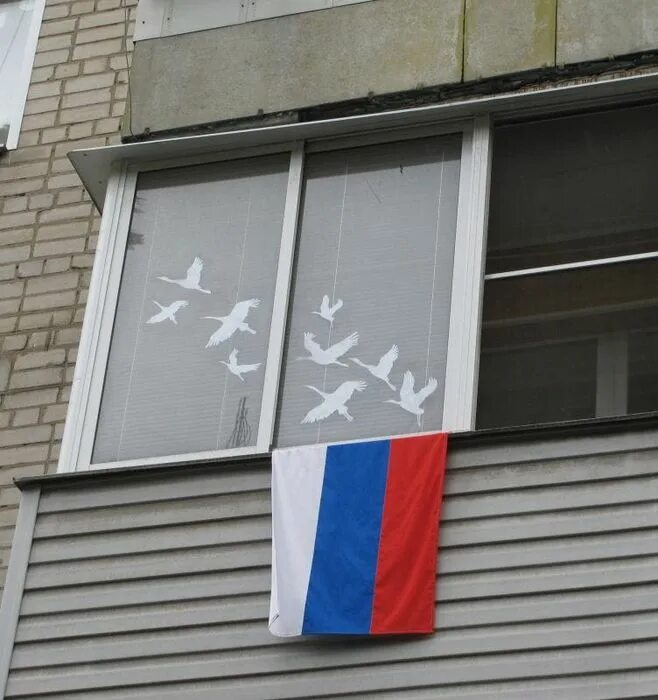 Можно вешать флаг на дом. Флаг на балконе. российский флаг на балконе. флажок на лоджию. флаг россии на балконе.