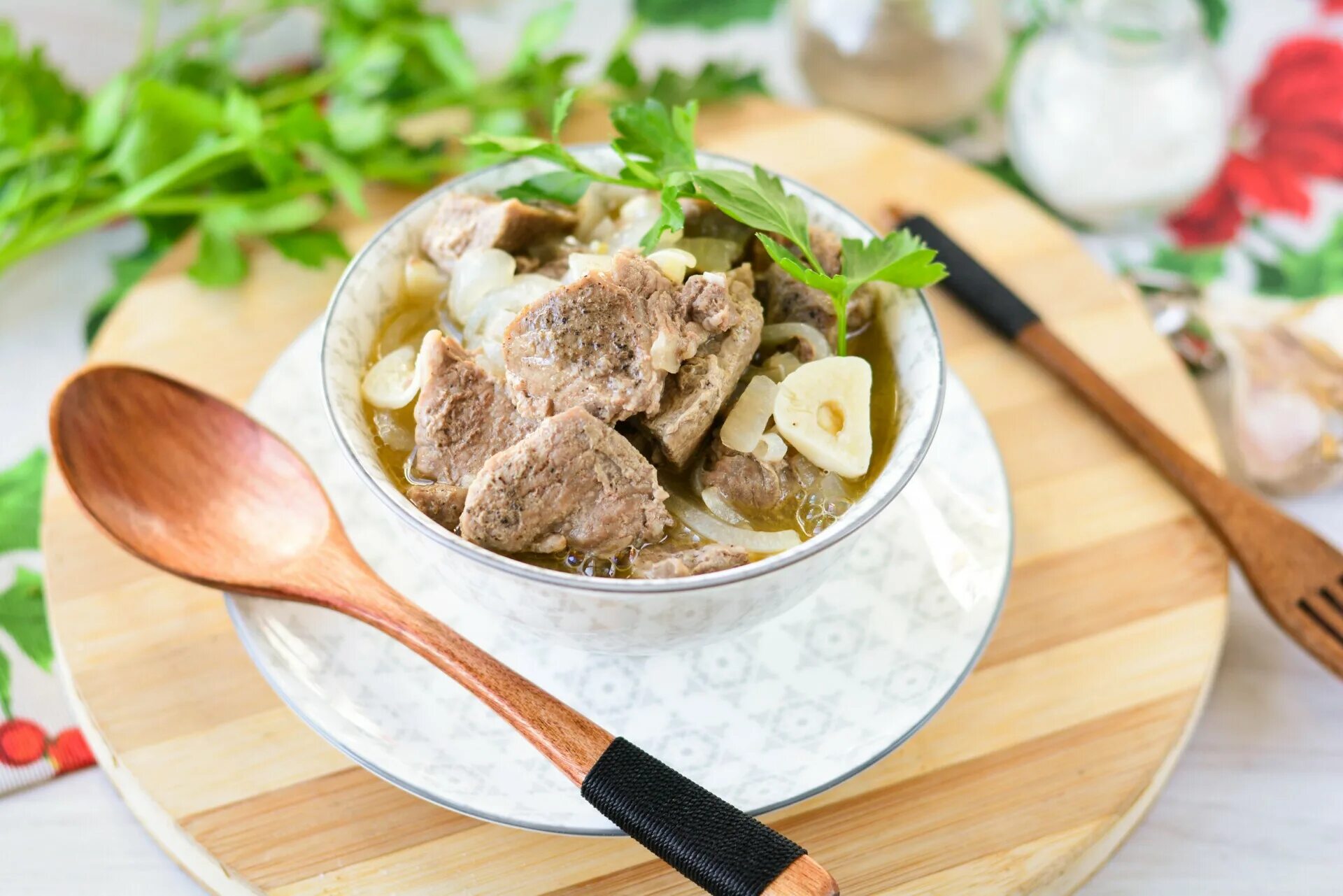 Говядина по кремлевски в казане на плите. Мясо по кремлевски. Говядина по кремлевски. Мясо по кремлевски фото. Говядина по кремлевски гарниры.