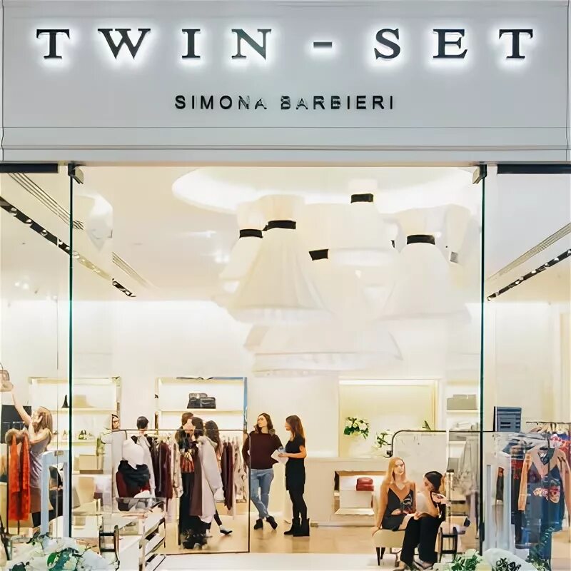 Твинсет париже магазин. Магазин twin set. Атриум магазины одежды. Флагманский магазин твин сет. Twinset milano аутлет.