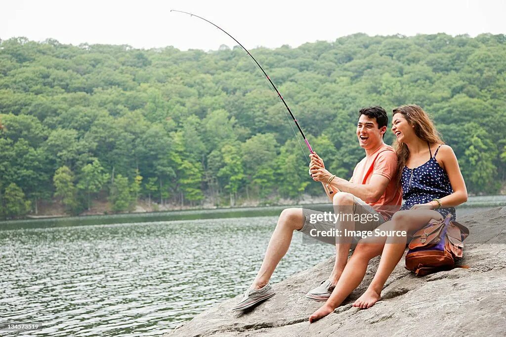 Влюбленные на рыбалке. Пара на рыбалке. Счастливая пара на рыбалке. Любящая пара на рыбалке. Пока муж на рыбалке