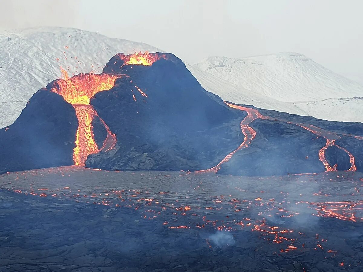 Извержение вулкана в Исландии 2021. Вулкан в Исландии Эйяфьятлайокудль. Исландия вулкан Эйяфьятлайокудль извержение 2010. Хунга Тонга вулкан. Где на земле происходит извержение вулканов