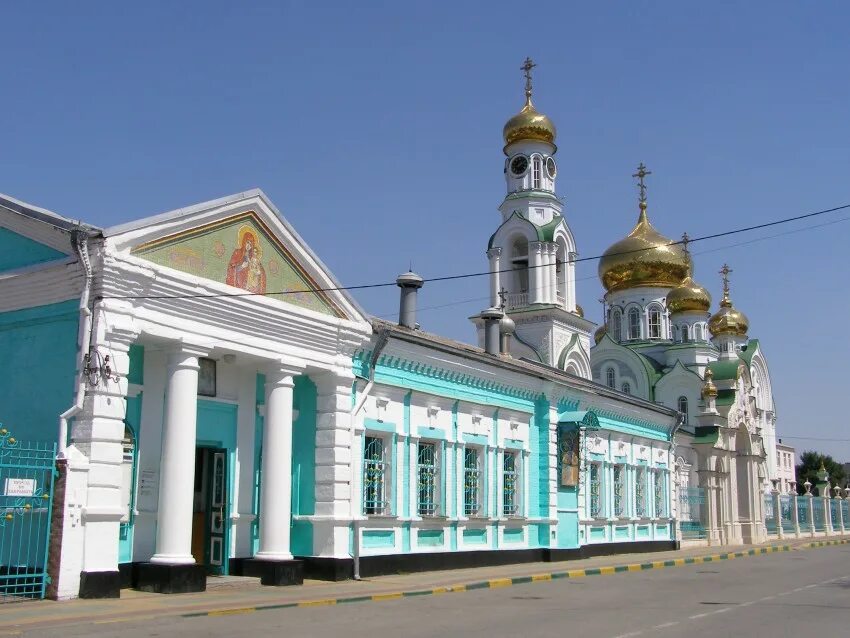 Население города батайск. Церковь Троицы Живоначальной (Батайск). Город Батайск Ростовской области. Батайск центр города. Троицкий православный храм Батайск.