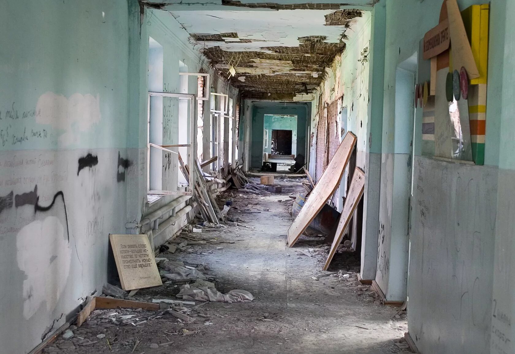 Разрушенный класс школы. Разрушенные школы донецка. Разрушенная школа. Беляевская школа в 2009 году в оренбургской области обрушилась. Разбитая школа.