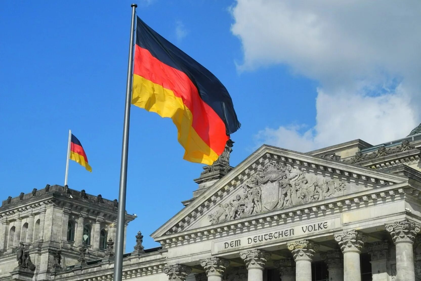 Германия дипломатические отношения. Бундестаг Германии. Немецкий флаг Бундестаг. Флаг Германии на фоне Бундестага. Правительство ФРГ.