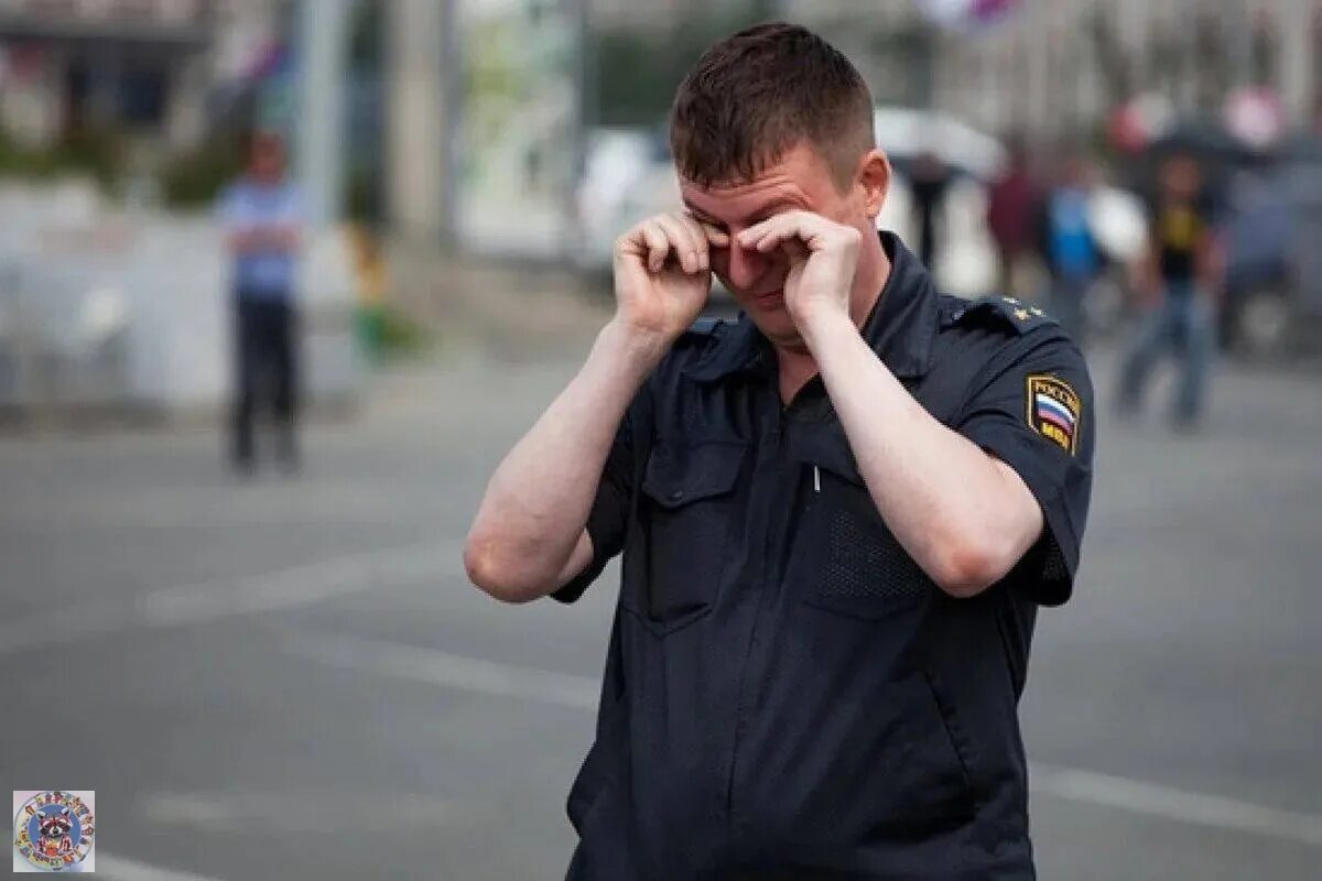 Полицейский. Грустный полицейский. Полиция плачет. Стресс полиция. Нарушить виноватый