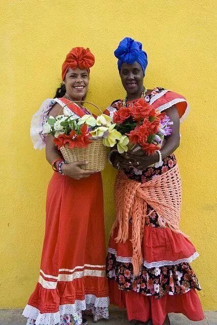 Кубинский национальный. Национальные Наряды кубинцев. Куба национальный наряд кубинца. Костюм в кубинском стиле. Кубинский костюм женский.