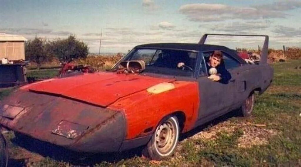 Убитая тачка. Ржавый маслкар. Машина для зомбиапокалепсиса. Старый ржавый автомобиль. У а4 сломали ламборджини.