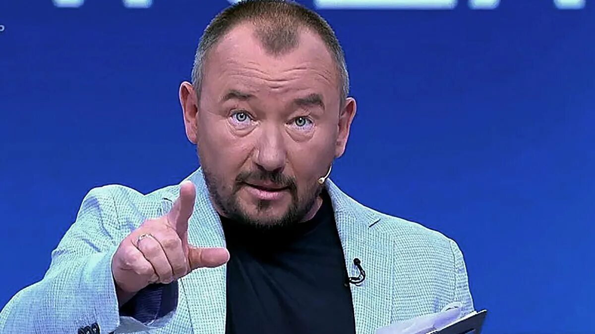 Ведущие политических программ на 1