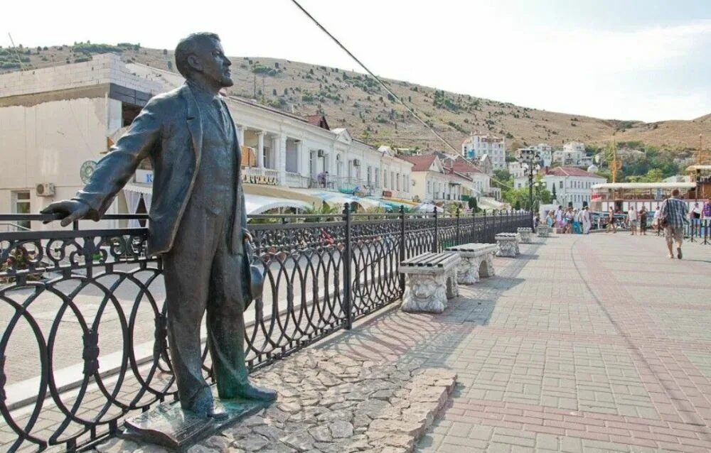 Куприн памятник в Балаклаве. Памятник Куприну на набережной Балаклавы. Памятник Александру Куприну Балаклава. Балаклава Крым памятник Куприну.