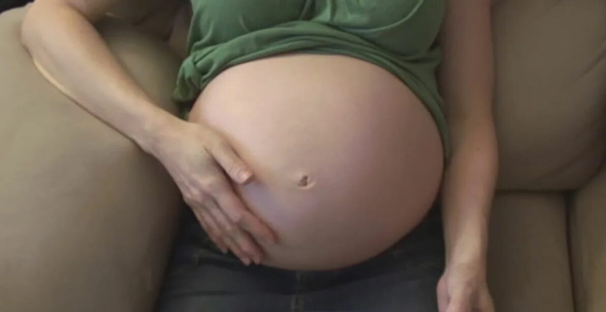 Беременность сильно шевелиться. Шевеление малыша в животе. Ребёнок толкаеться в животе. Беременный животик шевелится.