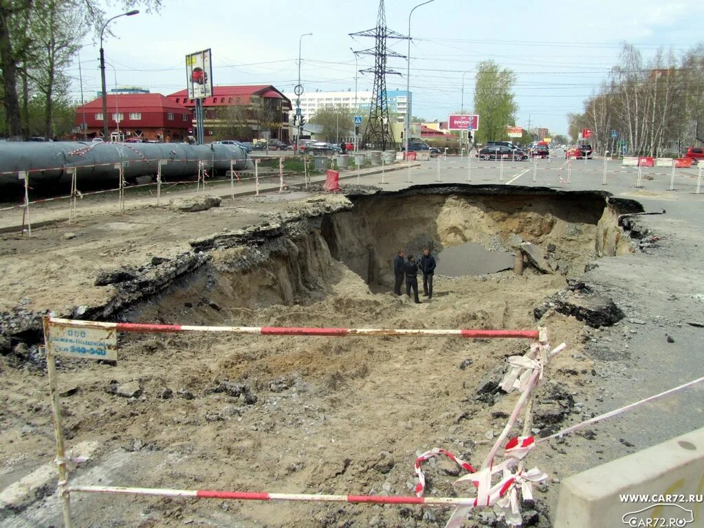 Где провалился асфальт. Провал на Харьковской Тюмень. Очередной провал. Одесская Харьковская провал Тюмень. Харьков ямы.