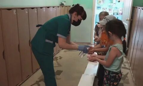 Воспитатель встречает детей утром