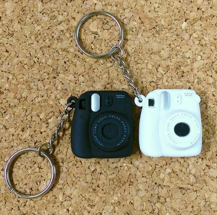 Брелок фотоаппарат Instax Mini. Брелок в виде фотоаппарата. Набор украшений в виде фотоаппарата. Фотоаппарат брелок на 3 д принтере.