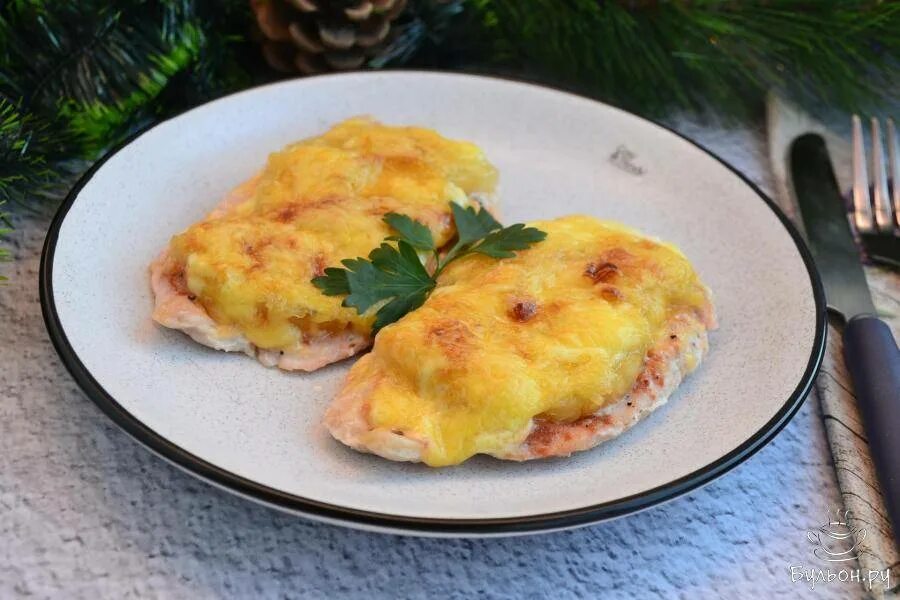 Рецепт куриного филе с ананасами. Куриная грудка с ананасами. филе куриное с ананасом под сыром. курица с ананасами в духовке под сыром. куриная грудка запеченная с ананасом и сыром.