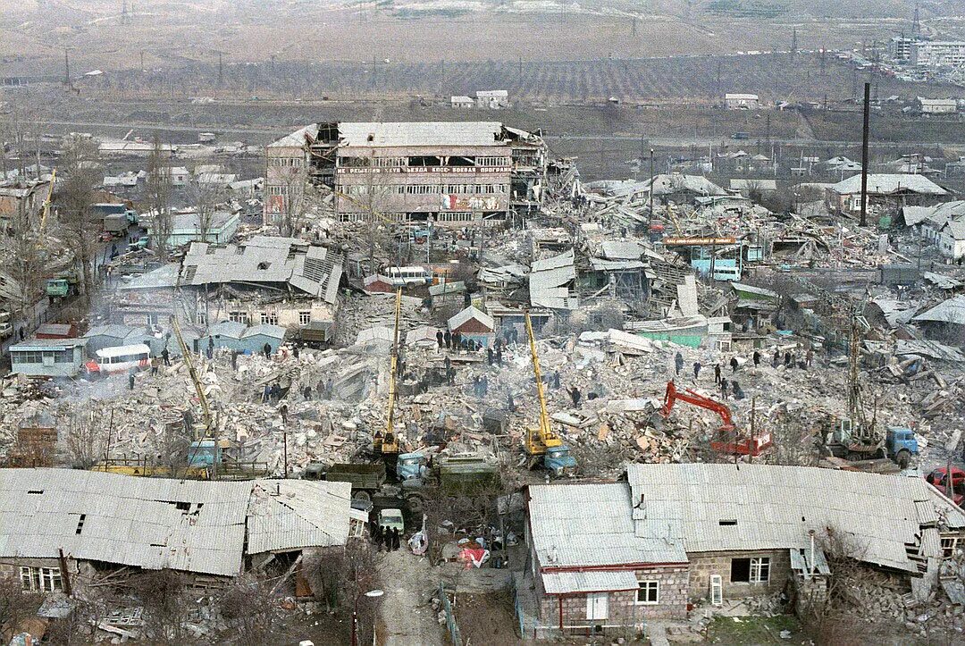 Землетрясение в армении сколько. Спитак землетрясение 1988. Землетрясение в Армении в 1988 город Ленинакан. Спитак и Ленинакан землетрясение. Город Спитак землетрясение 1988.