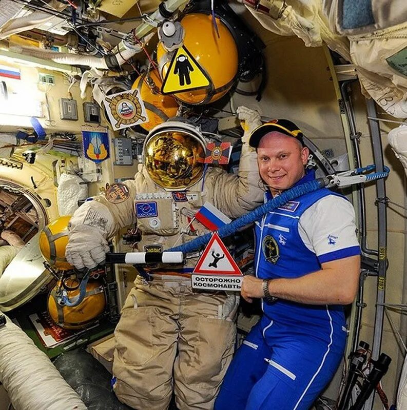 александр скворцов в космосе. космонавт в космосе. космонавт в открытом космосе. исследование космоса. артемьев мкс.