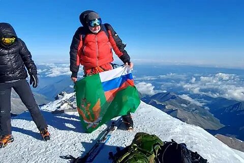 Эльбрус флаги на вершине