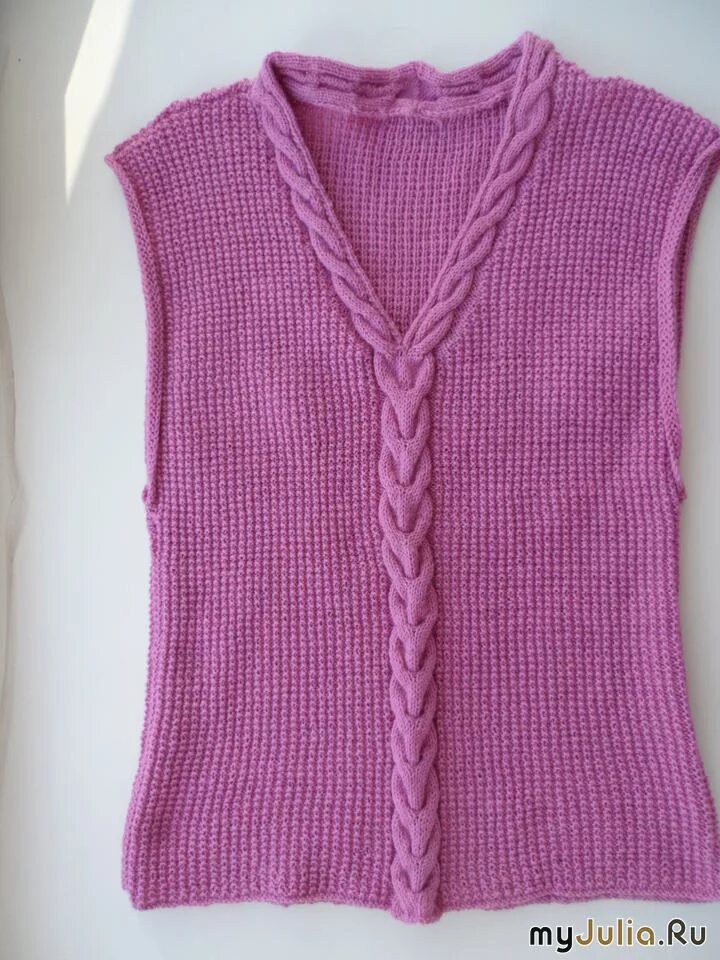 Жилет с вырезом v. Жилет вязаный женский. Вязаный жилет с глубоким вырезом. Безрукавка спицами с v образным вырезом. Джемпер без рукавов.