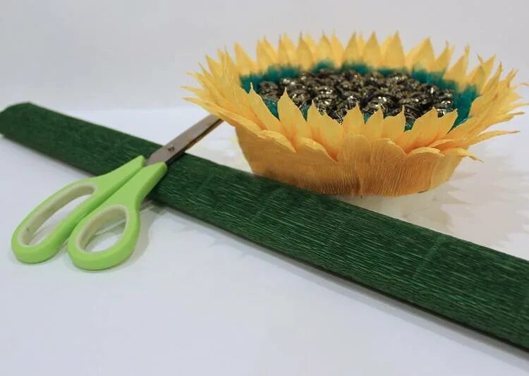 Подсолнух из гофрированной. Букет подсолнух из конфет и гофрированной бумаги. букет из конфет подсолнухи из гофрированной бумаги. букет из конфет подсолнух мастер класс. подсолнух из конфет и гофрированной бумаги мастер класс.