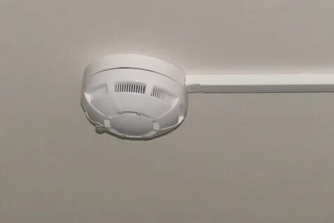 Пожарный извещатель на стене