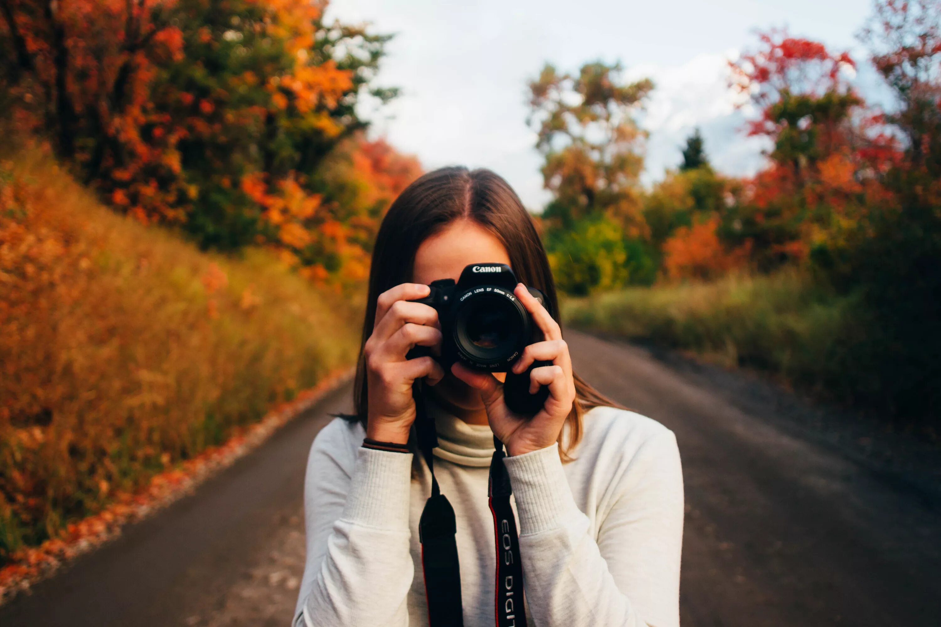 Камера девчонок. Девушка с фотоаппаратом. Красивая девушка с фотоаппаратом. Девушка фотографирует. Совушка с фотоаппаратом.