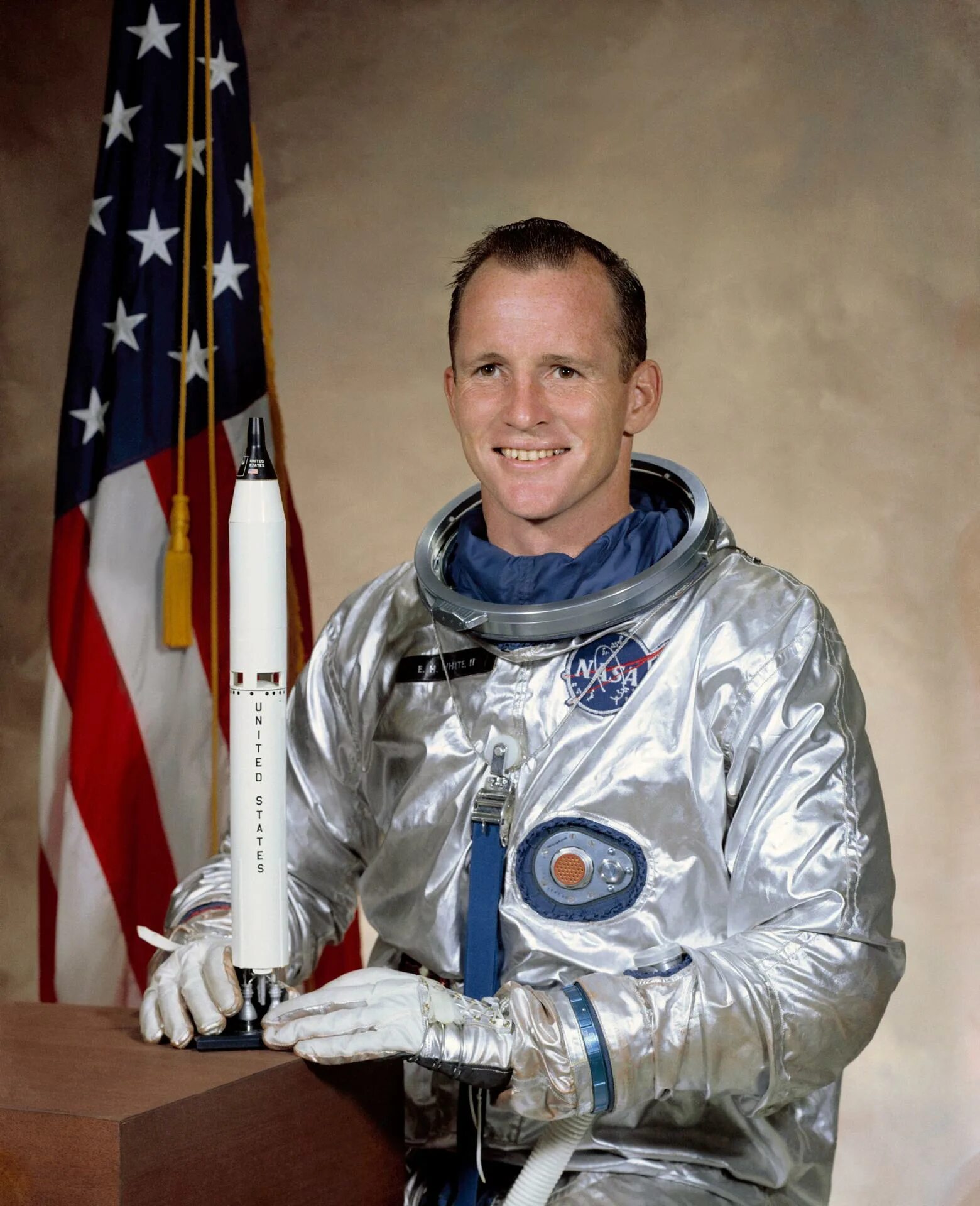 Первый астронавт вышедший в открытый космос. Уайт астронавт.