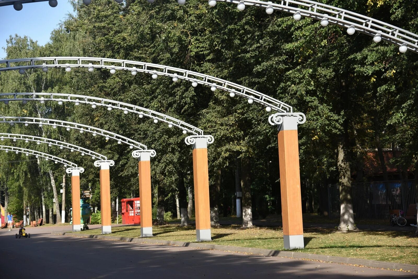 странные сооружения в сокольниках. филёвский парк растения. парк вопросы. парк вопросы. беседки в парке 850 летия москвы.