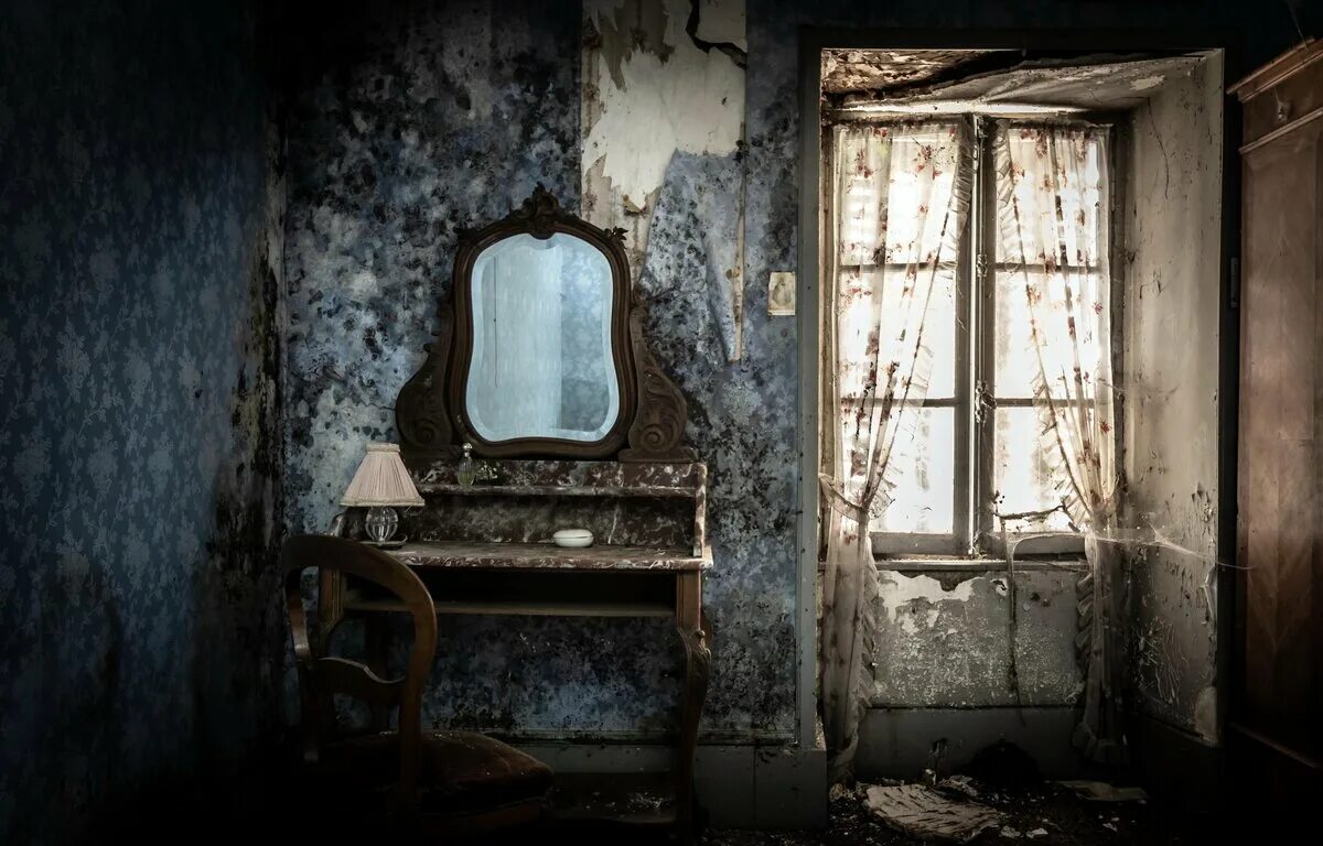 Мистическая квартира. Старое зеркало. Старинная комната с зеркалом. Старая комната. Страниная комната с зеркалом.