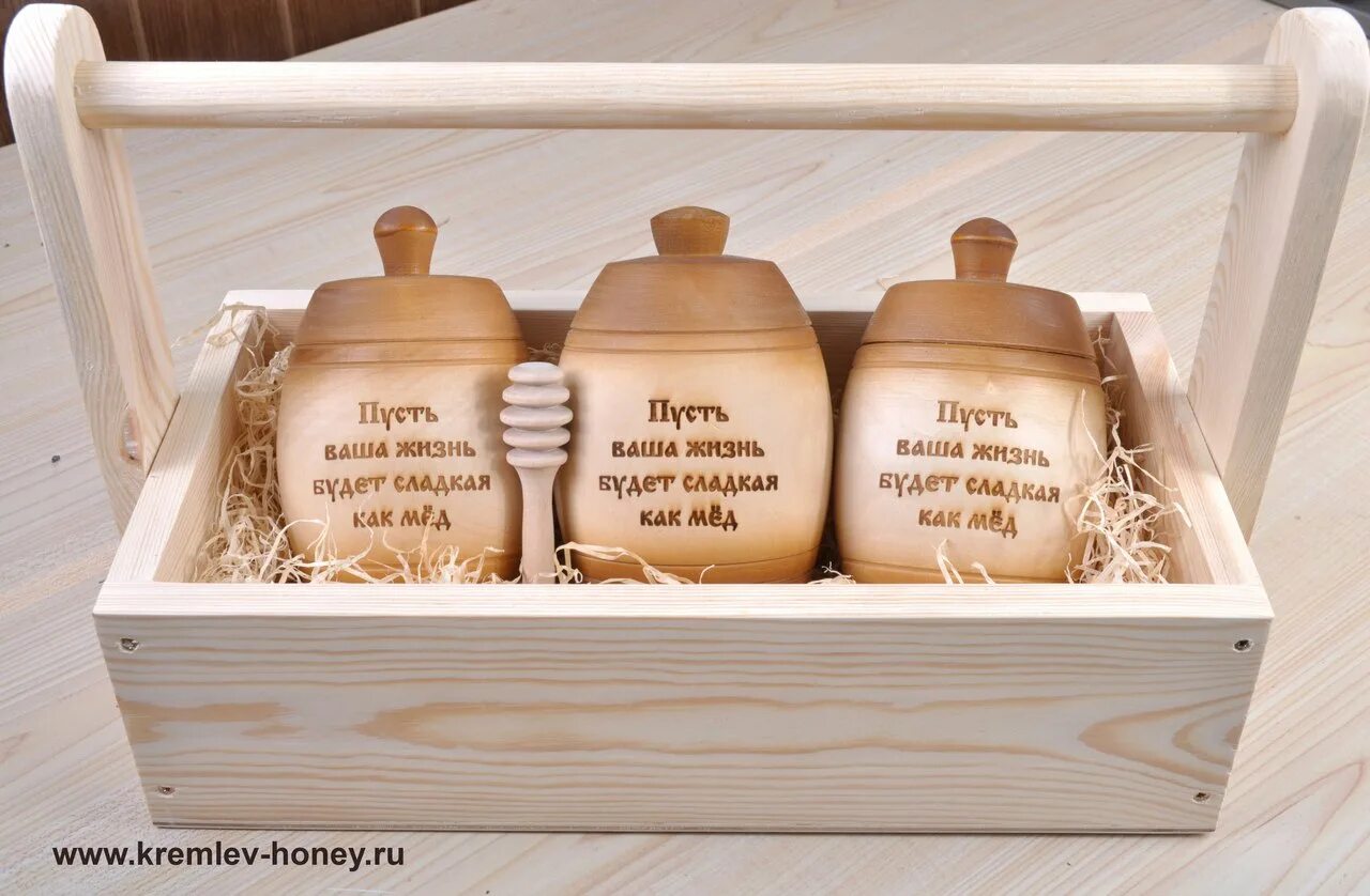 Подарочный набор меда. Подарочный набор с медом в бочонке. деревянный набор для мёда. надпись на мед в подарок. набор с боченком для меда.