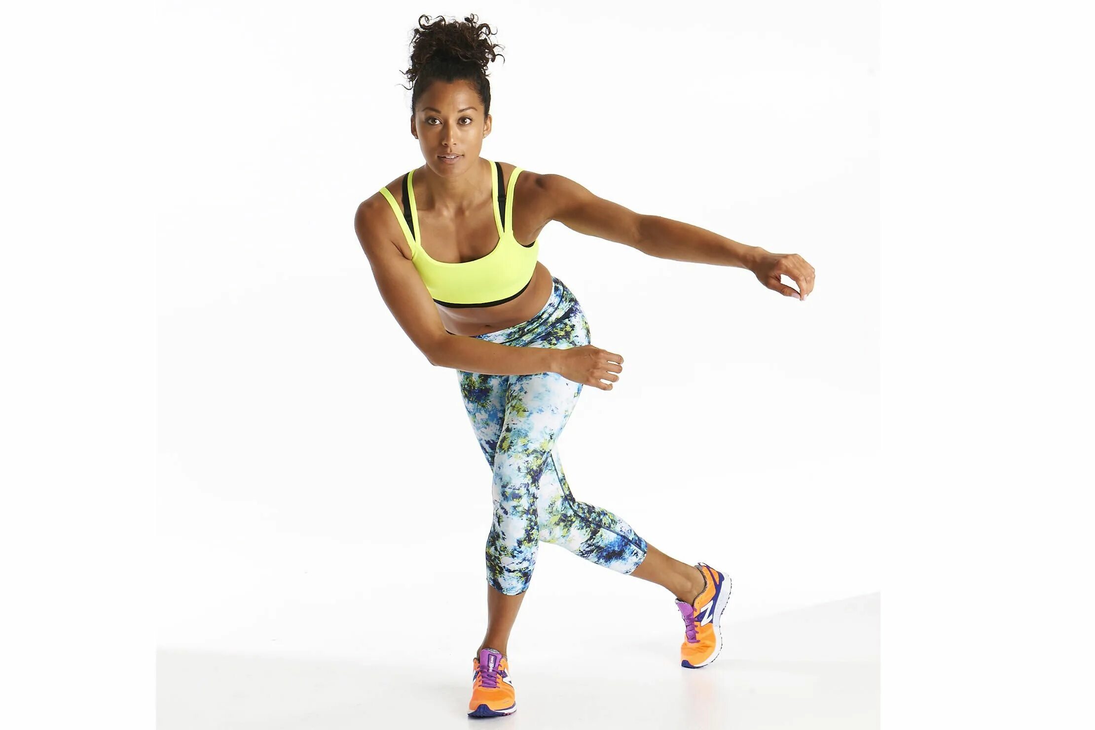 Skaters упражнение. Спортивная девушка в прыжке. Девушка прыгает. Спортсмен бежит. Фитнес прыжок.