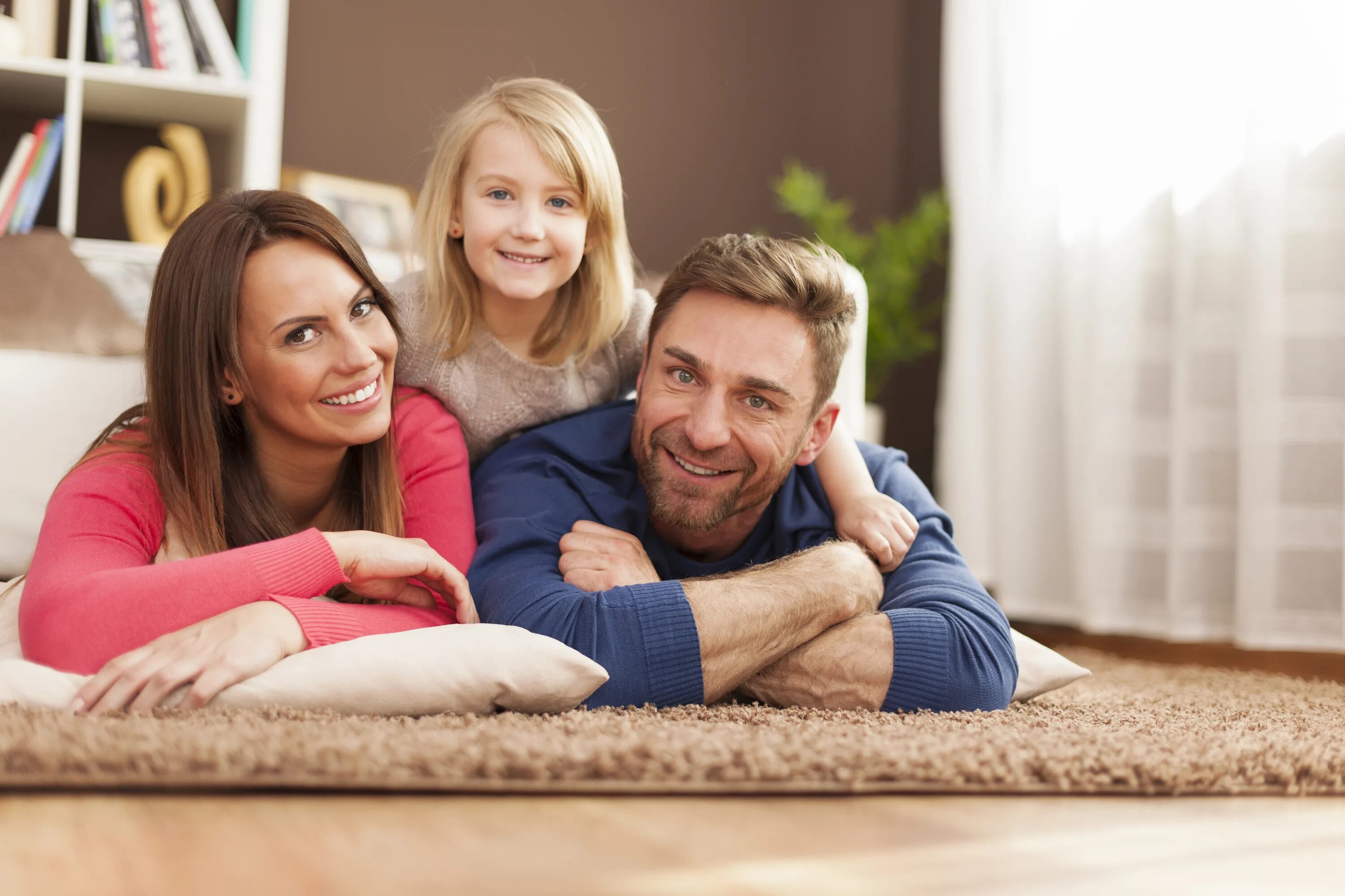 Mom and father. Семья в квартире. Счастливая семья в квартире. Портрет счастливой семьи. Радостная семья.