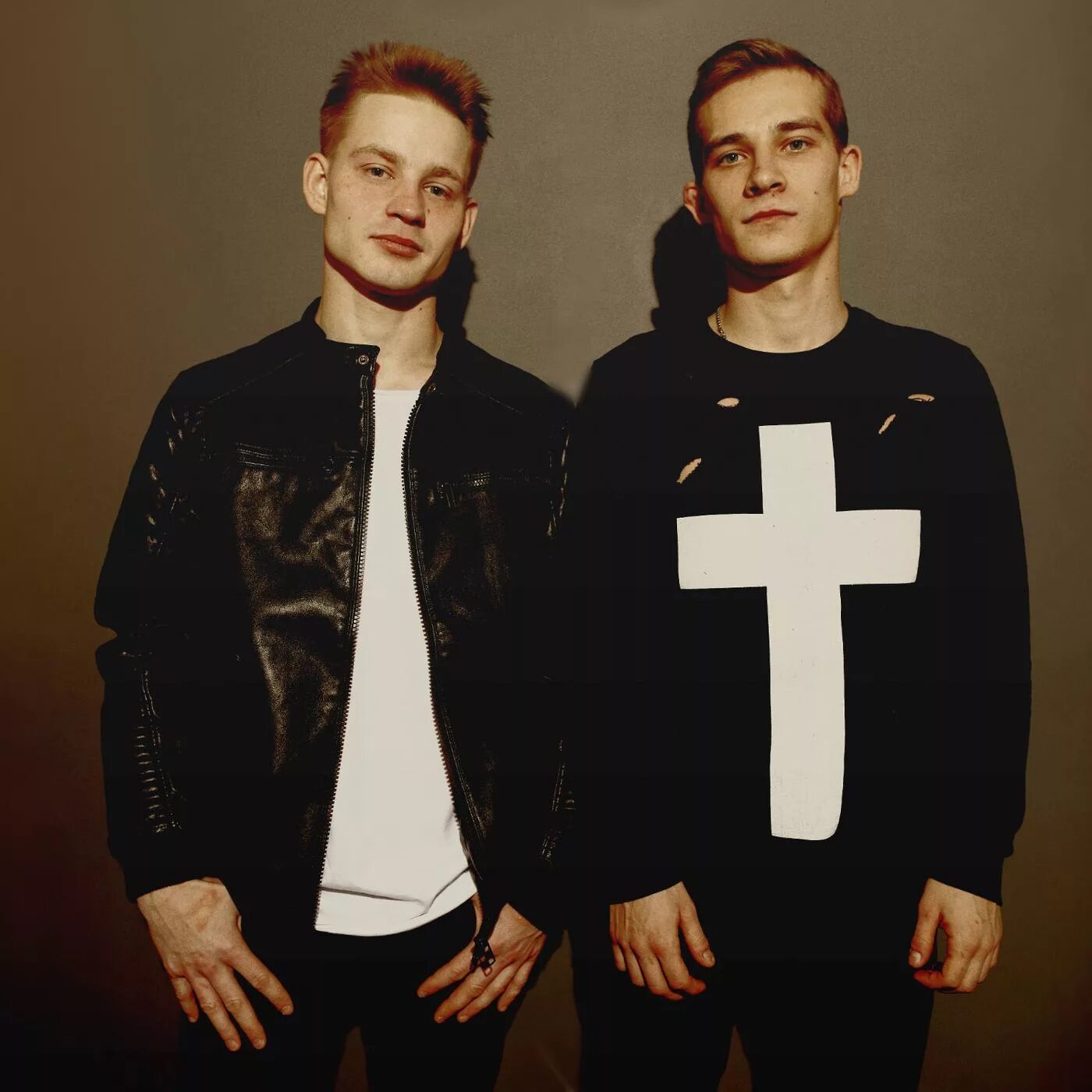 Two brothers watch logo. 2 брата диджея дети. Second brother. Дезире мандерс. 2 brothers on the 4th floor солистка.