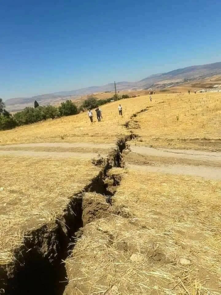 Трещина в горах. Землетрясение в Алжире 2003. Трещина в земле. Землетрясение трещины в земле. Гигантские трещины в земле.