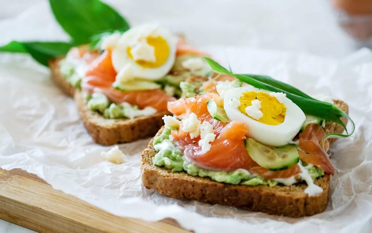 Датский бутерброд смерребред. Сморреброд (smørrebrød). Сморреброд датский. Сморреброд датский. Сморреброд (smørrebrød).