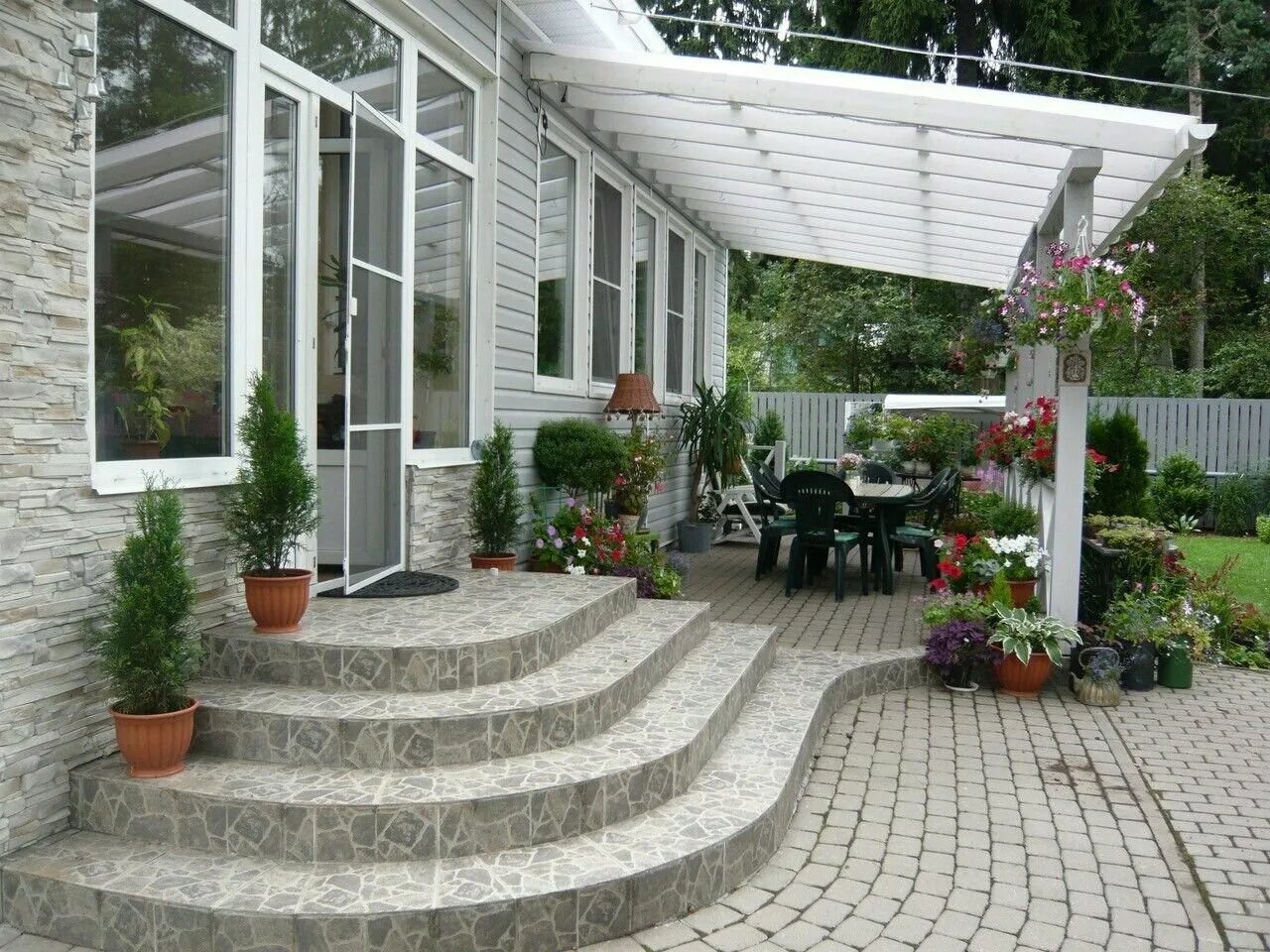 Красивые крылечки. Крыльцо к дому. Оформление крыльца. Крыльцо в частном доме. Крыльцо в частном доме.