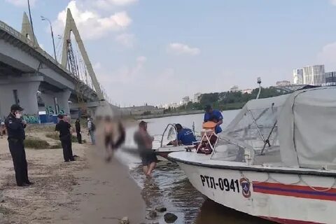 Катер под мостом