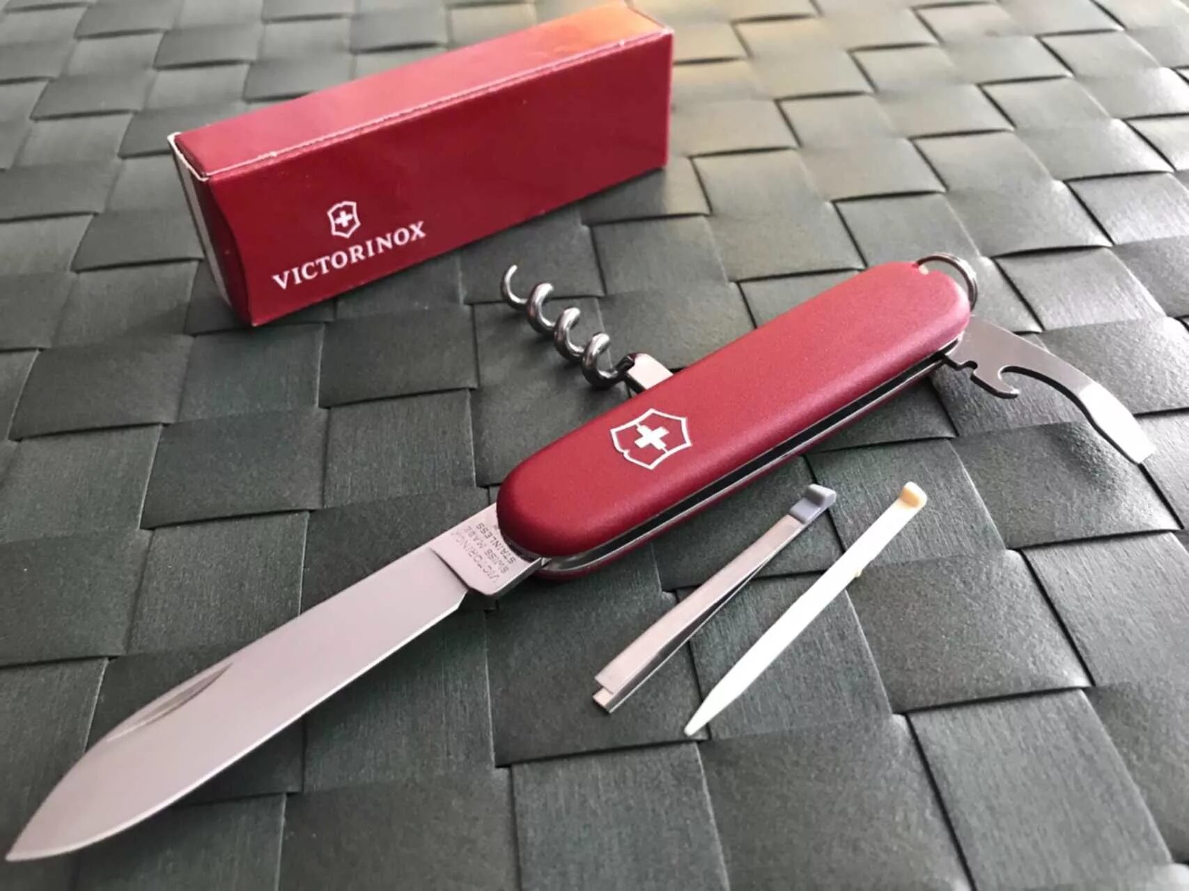 Швейцарский нож оригинал. Нож Victorinox 2.3303 Ecoline. Викторинокс Вейтер. Швейцарский армейский нож Victorinox. Victorinox Ecoline 2.2102.