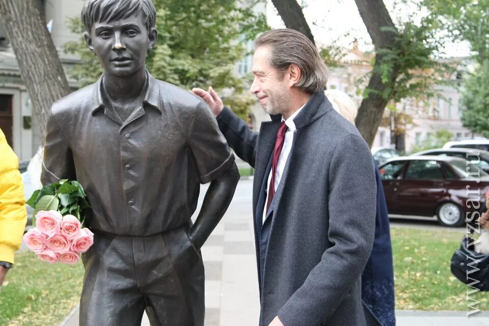 Машков орбакайте. Памятник Табакову в Саратове. Памятник Олегу Табакову в Саратове.