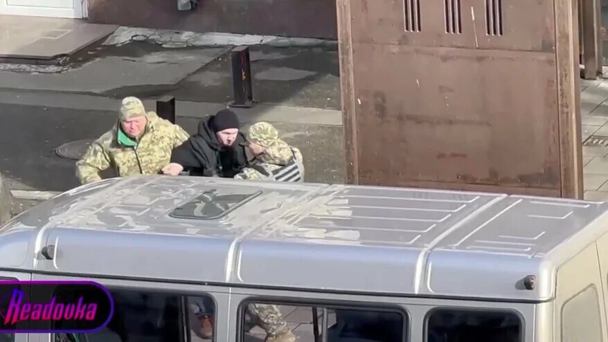 На украине ловят. Добровольцы на Украину. Украинский танк. Водитель Украина. Украина мобилизирует людей.