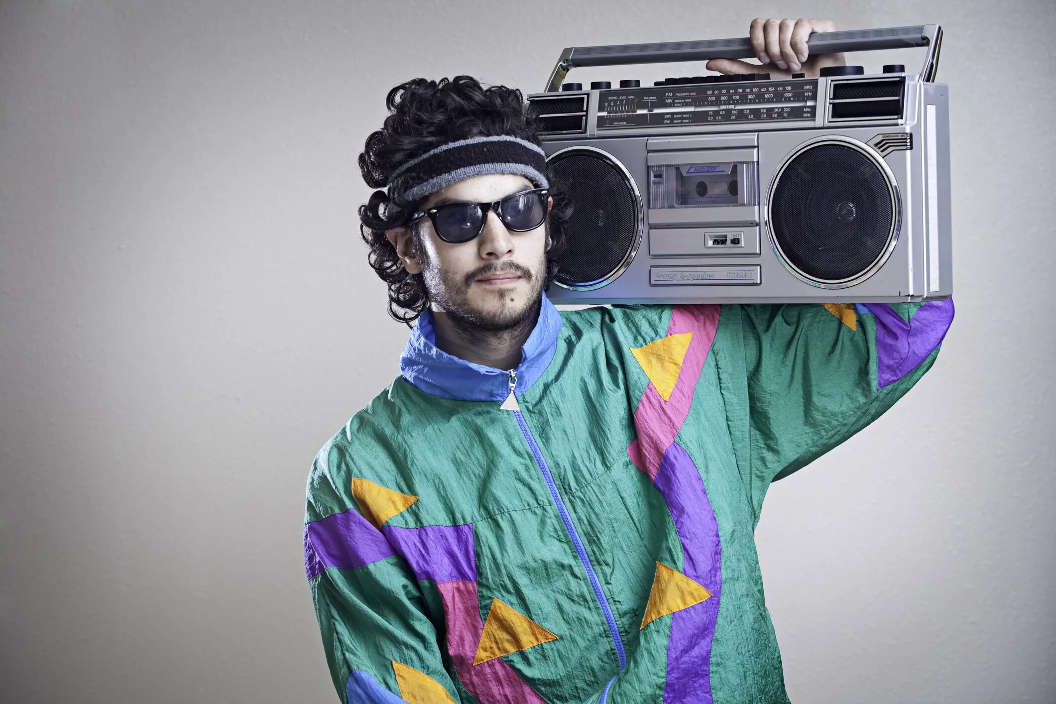 Люди 80х. Boombox Sony 2000х. Человек с магнитофоном. Стиль 90х. Парень с магнитофоном на плече.