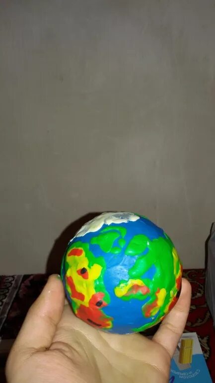 Из чего можно сделать шар землю. Модель земли изпластмлина. Модель земли из пластилина. Макет земли из пластилина. Макет земного шара.