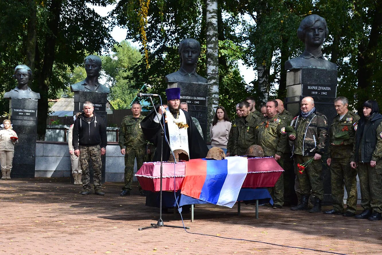 Новости брянской области о войне брянска последние. Сквер комсомольцев подпольщиков в Навле. Родственникам погибших воинов. Навлинский музей Партизанской славы.