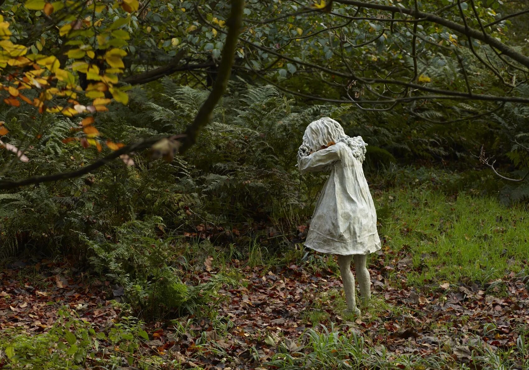 Бабушки худые маленькие. Девочка в лесу. Привидение в лесу.
