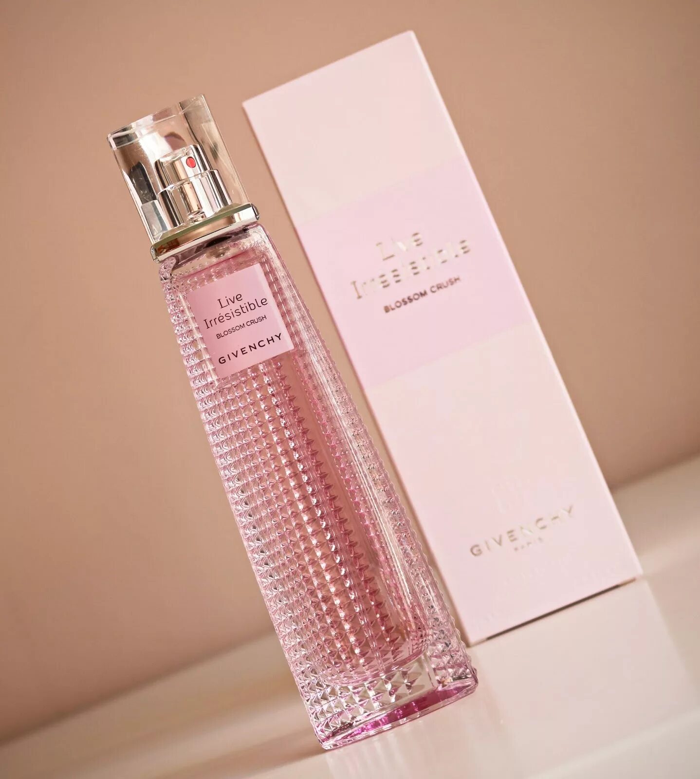 Blossom crush. Givenchy Live irresistible Blossom Crush. Духи живанши Live irresistible. Духи Givenchy Live irresistible Blossom Crush. Дживанши женские Live irresistible.