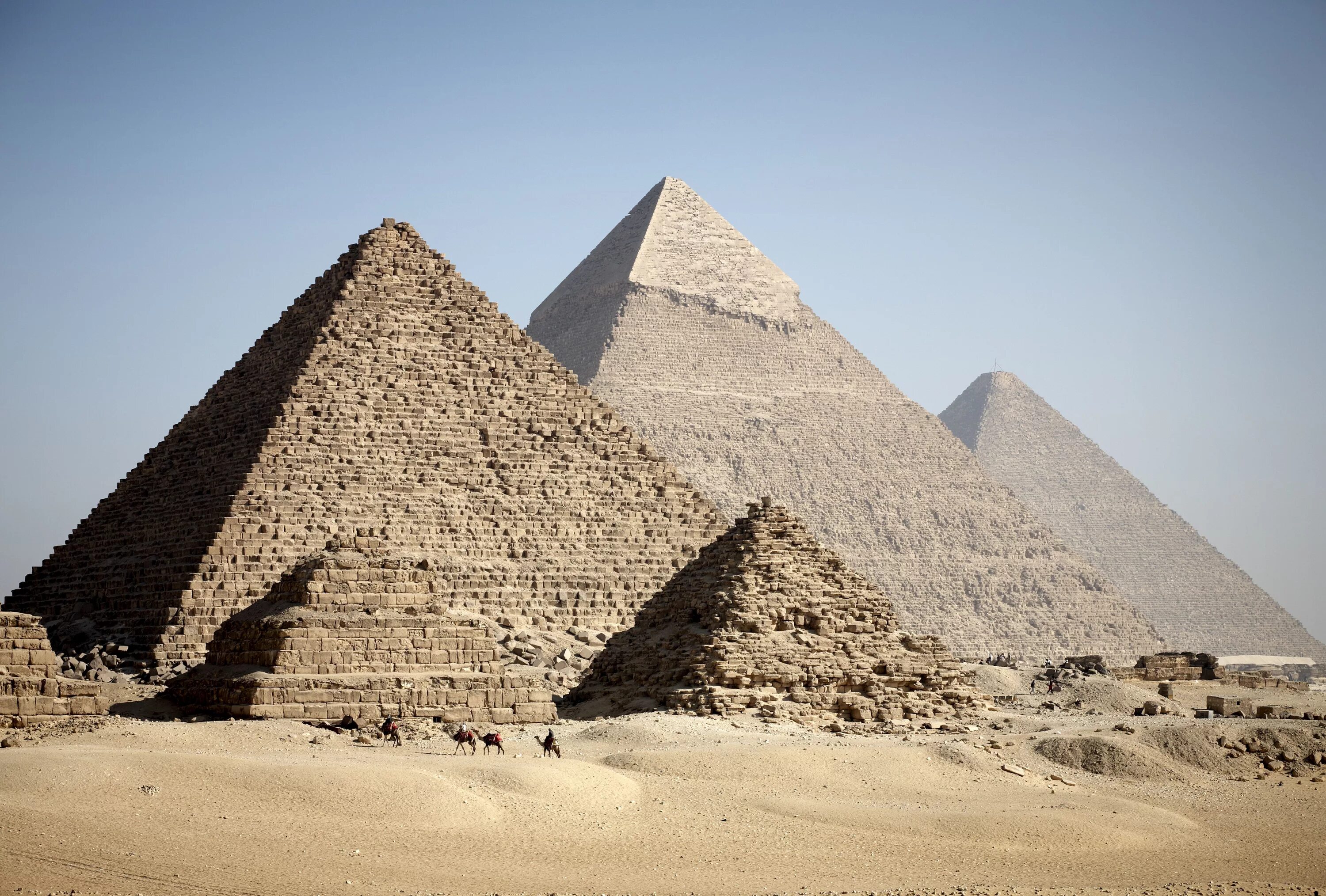Древний египет строительство пирамиды фараона хеопса. Пирамида Хефрена египетские пирамиды. Пирамида Хеопса Хефрена и Менкаура. Пирамиды Хеопса Хефрена и Микерина. Пирамида Микерина в Египте.