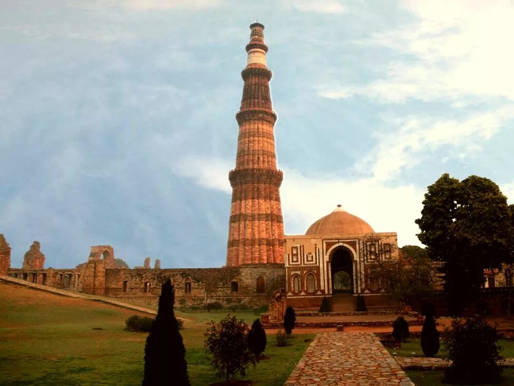 Ворота около кутуб-минара. Самый высокий минарет. Самый высокий минарет в мире. Самый высокий минарет. Кутб минар индия.