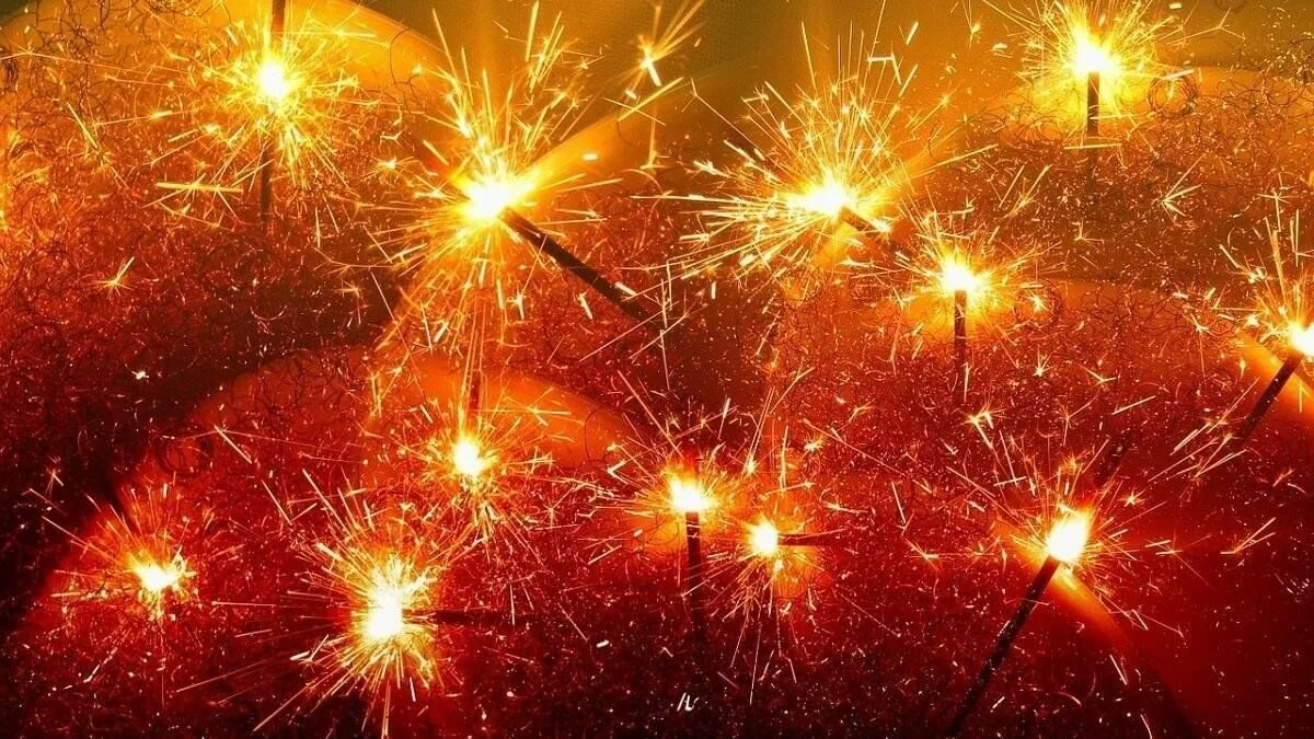 Бенгальские огни новый год. Праздничным огоньком. Праздничным огоньком. Праздничным огоньком. Зажигают бенгальские огни.