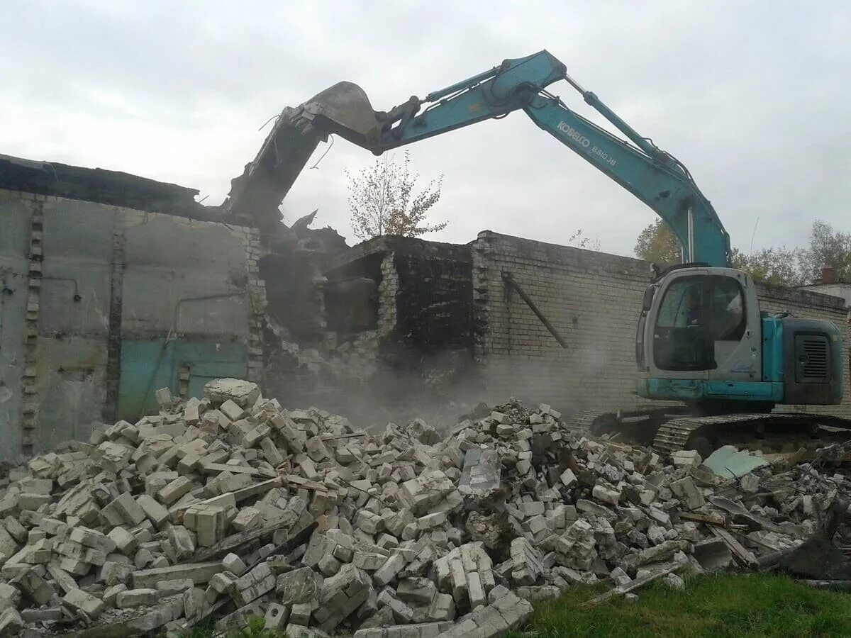 Демонтаж бетонного забора. Снос забор. Трактор снес забор. Демонтаж забора. Демонтированный забор.