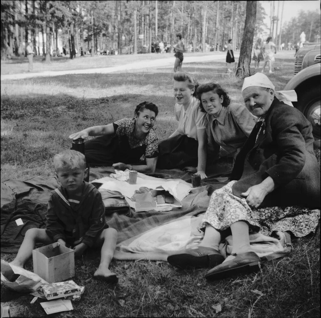 Воспоминания советских времен. Советское застолье. Советские посиделки. Советские посиделки за столом. Застолье люди СССР.