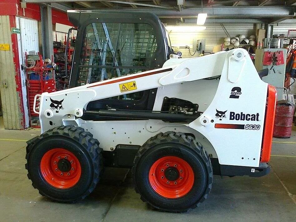 Двигатель bobcat. Бобкэт s630. Мини погрузчик Bobcat s630. Боккет 630. Бобкэт 630.